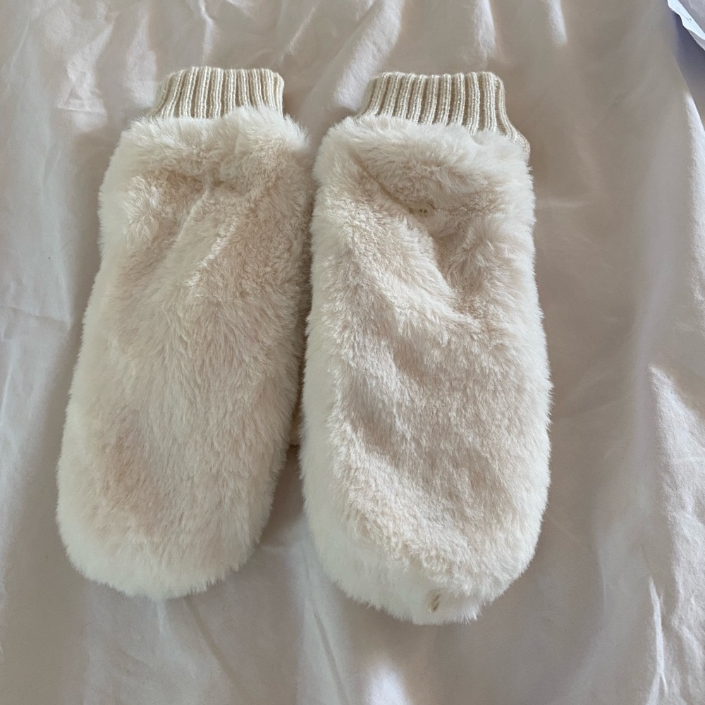 Brand New American Eagle Faux Fur Mittens